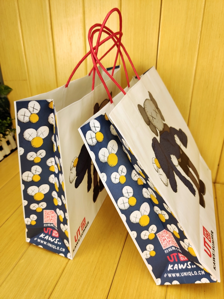 Túi giấy UNIQLO đựng quà in hình Kaws xinh xắn