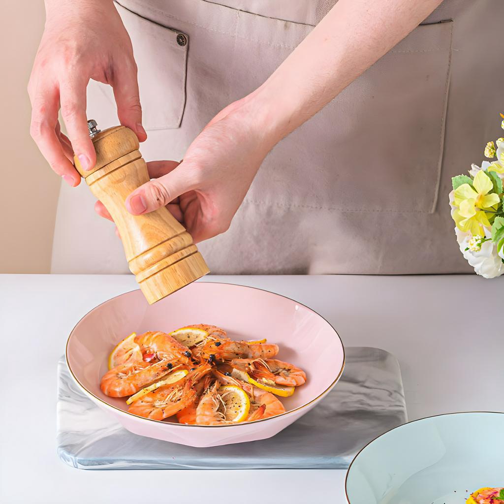 Dĩa sứ sâu lòng đường kính 20 cm màu hồng pastel viền vàng rất dễ thương sang trọng.