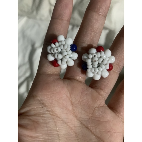 Bông tai kẹp kết cườm màu trắng xanh đỏ Ms:950