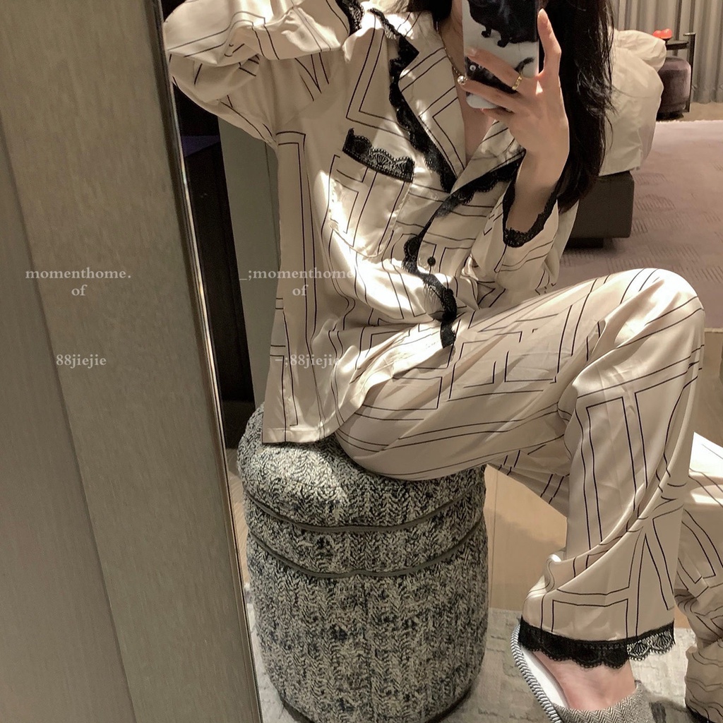 Bộ đồ ngủ tay dài vải lụa mềm phối ren phong cách thời trang mùa thu cá tính cho nữ