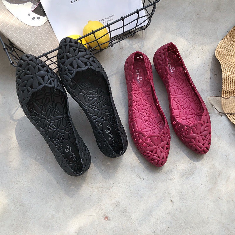 Giày Crocs Nhựa Dẻo Đế Bằng Đục Lỗ Họa Tiết Hoa Xinh Xắn Thời Trang Đi Biển