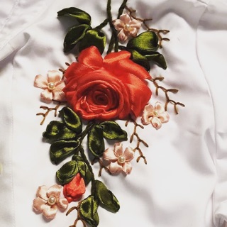 Set hoa hồng thêu ruy băng đính ngực áo