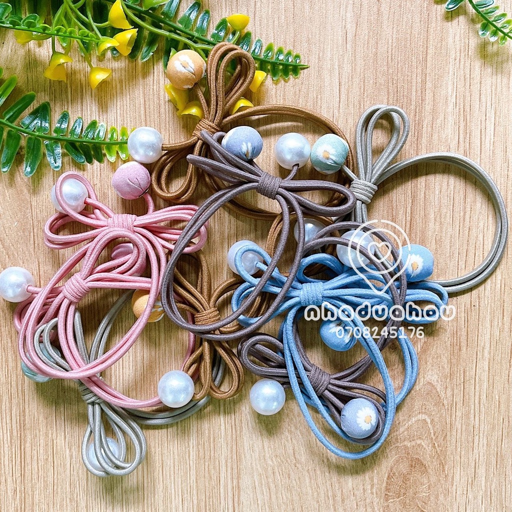 Một cái chun cột tóc dễ thương hình nơ hoa đính ngọc trai cho nữ