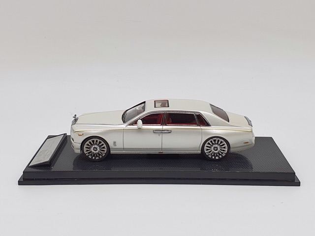 Xe Mô Hình Rolls Royce Phantom bản 4 cửa 1:64 ( Trắng Nội Thất Đỏ )