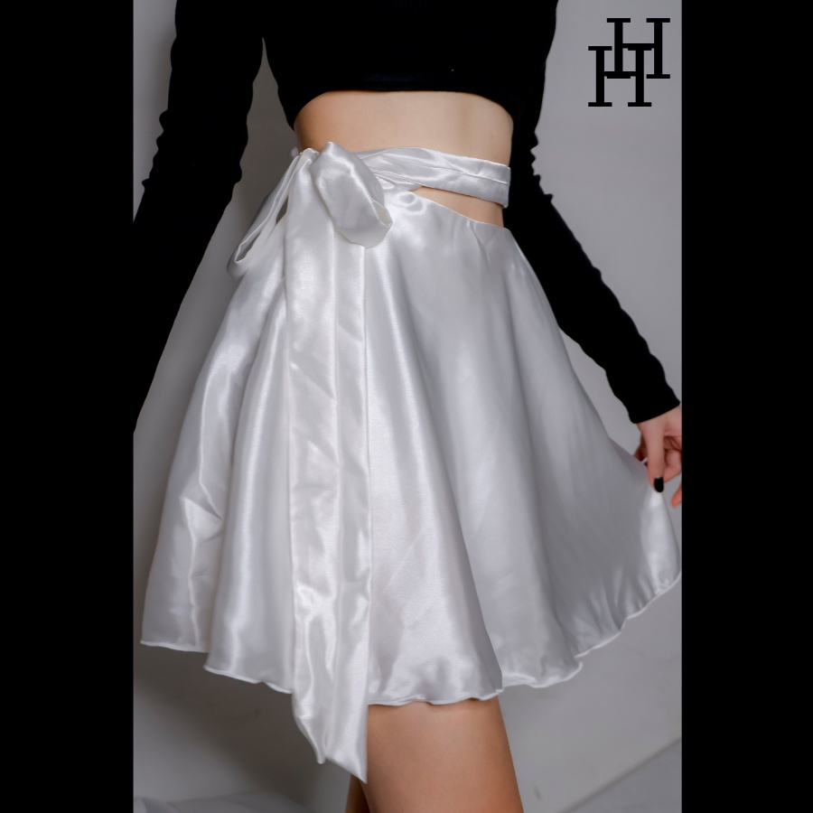 Chân váy lụa ngắn xòe cột dây eo màu trắng HCV31 Hỉn Hỉn Store