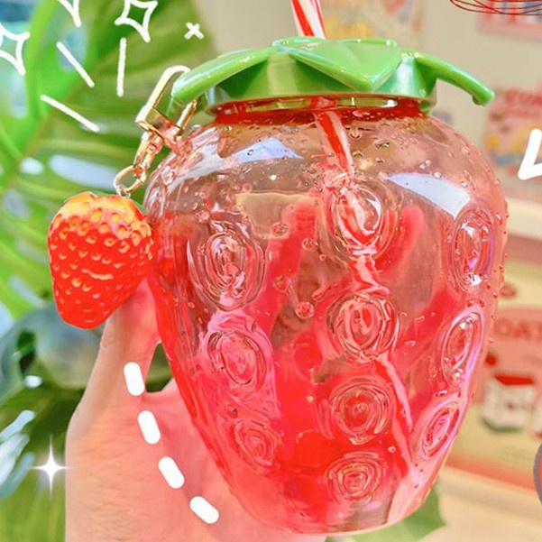 Bình Nước Nhựa Có Ống Hút In Hình Dâu Tây Dễ Thương 500ml