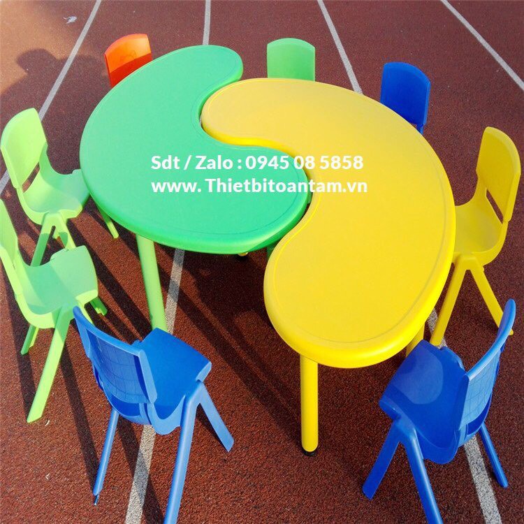Bàn nhựa hình bán nguyệt cho bé 8 chổ ngồi