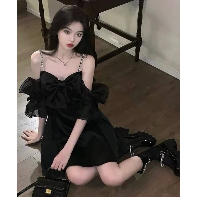 ĐẦM ĐEN 2 DÂY RỚT VAI TAY LOE NƠ NGỰC