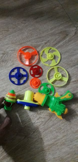 Set bộ gồm 8 vòng quay và 2 dụng cụ lên dây cót bằng nhựa có đèn Led rất đẹp