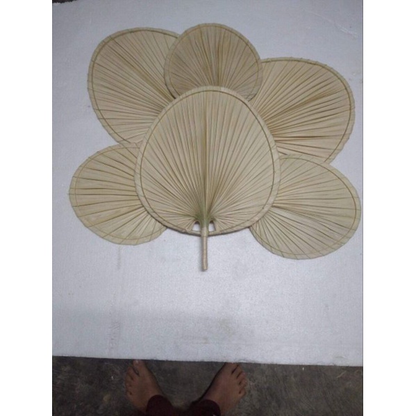 Quạt làm bằng lá cọ decor trang trí