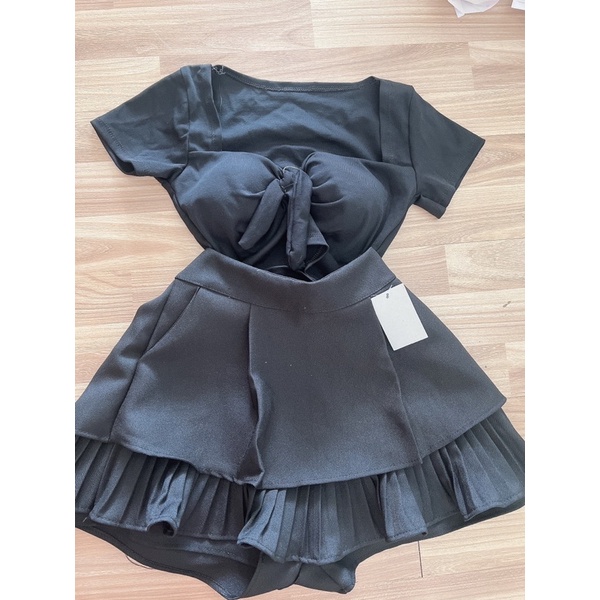 Set áo croptop mút ngực cột nơ và chân váy xếp ly có túi