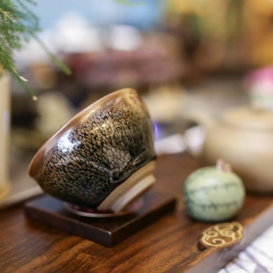 Chén thiên mục họa tiết lông chim trĩ công nghệ nung điện dành cho trà chủ.