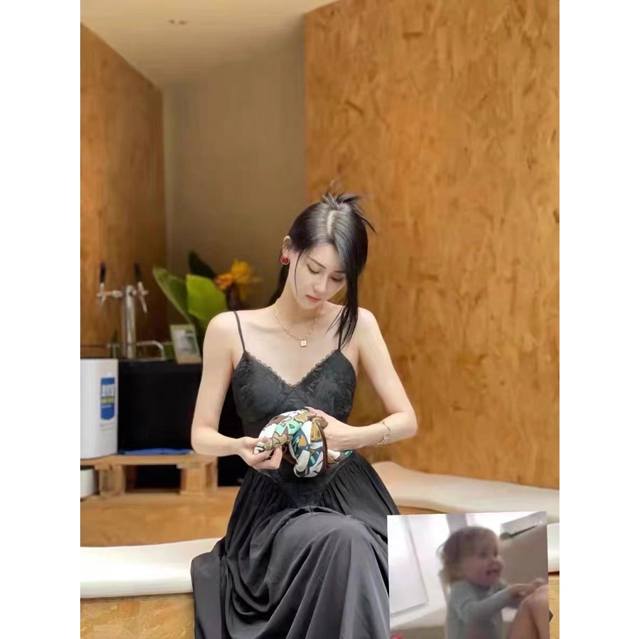 Jane Đầm dài tông Đen hoa nổi phong cách Itali