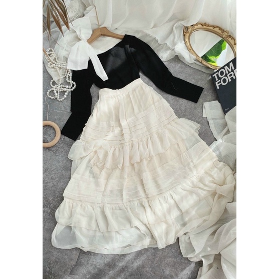 Set áo thun đen dài tay nơ vai kèm chân váy kem tầng xoè MITRIE