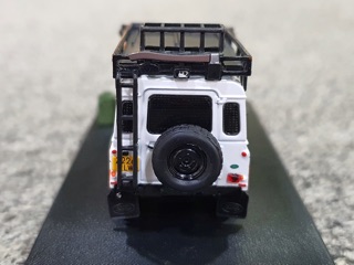 Xe Mô Hình Land Rover Defender 110 1:64 Master ( Trắng Cam )