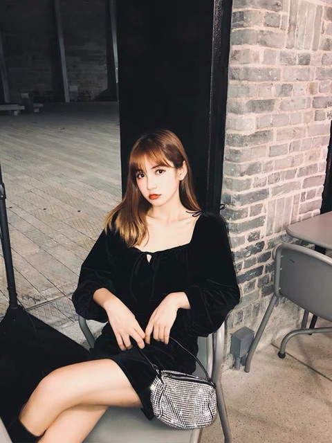 Đầm Nhung Cổ Vuông Cực Tone Dáng | BigBuy360 - bigbuy360.vn