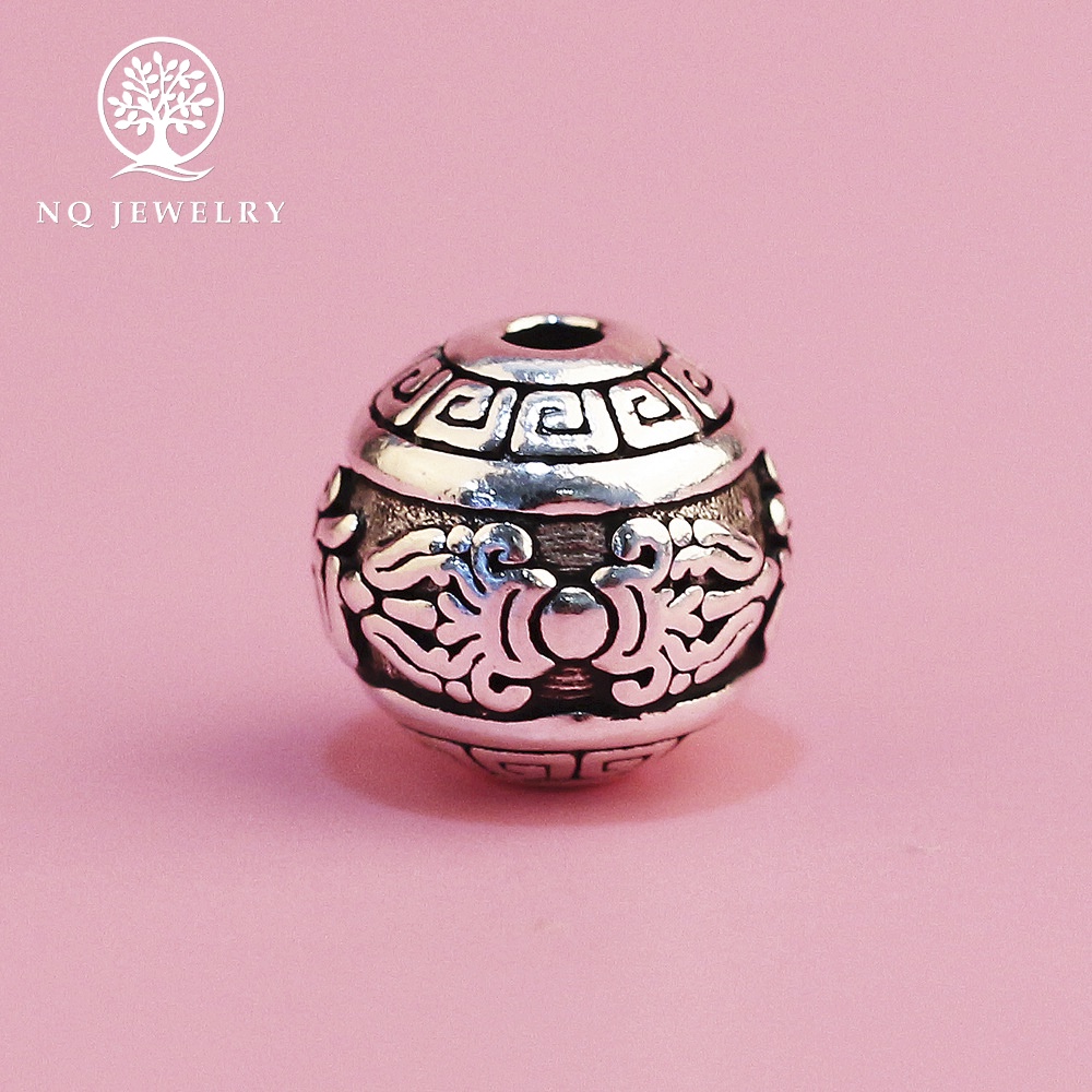 Charm bạc tròn họa tiết lục tự xỏ ngang - NQ Jewelry