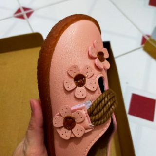 Giày hoa bé gái da mềm size 26
