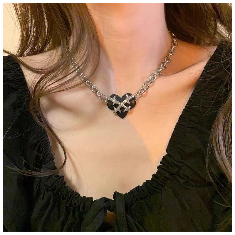 Dây chuyền mặt trái tim màu đen phong cách gothic hiphop dành cho nữ