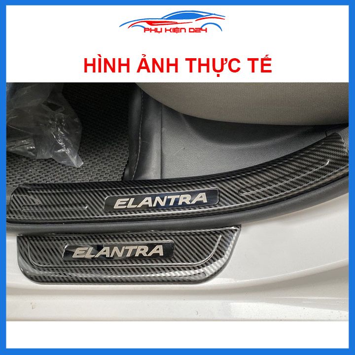 Bộ nẹp bước chân trong ngoài vân Cacbon xe Elantra 2016-2017-2018-2019-2020 chống trầy làm đẹp ô tô