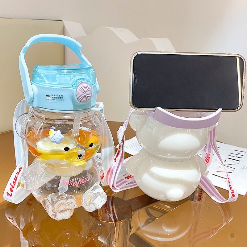 BÌNH NƯỚC HÌNH GẤU 1300ml CỰC CUTE TIỆN LỢI CÓ DÂY ĐEO VÀ KÈM STIC NGỘ NGHĨNH