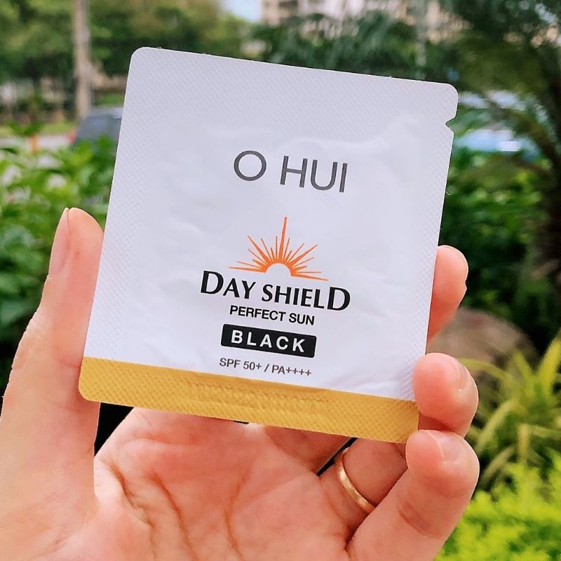 SAMPLE Kem chống nắng trang điểm OHUI Day Shield Perfect Sun Black (SPF50+/PA++++)