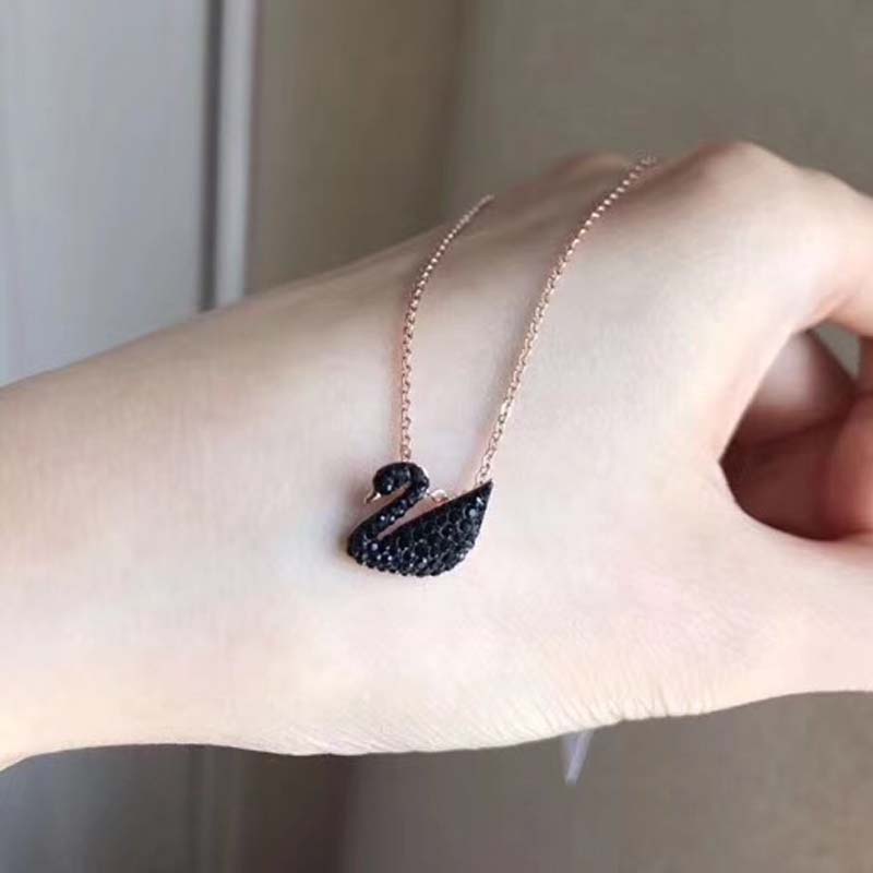 SWAROVSKI Vòng cổ Chính Hãng 100% Với Mặt Hình Thiên Nga Màu Gradient/Xanh Dương Gradient Thời Trang Cho Nữ