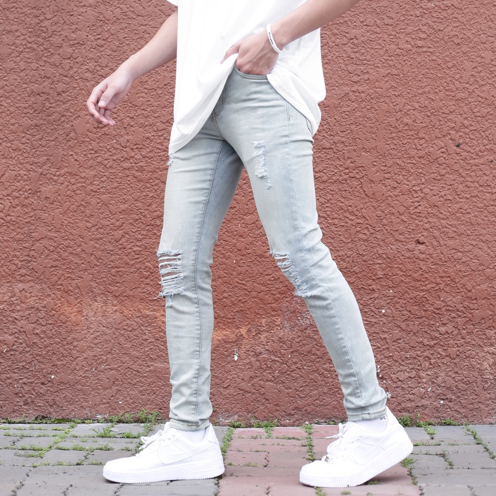 Quần Skinny Jeans Nam-Màu Xanh Nhạt-Rách Ngang Gối-Chất Liệu Cotton Co Giãn-Ống Đứng Dáng-Ống Ôm Chân Chuẩn Skinny