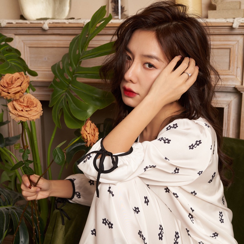 Bộ Đồ Ngủ Bằng Lụa Lạnh Cổ Tròn Tay Dài In Họa Tiết Hoa Thời Trang Xuân Hè Mới Dành Cho Nữ