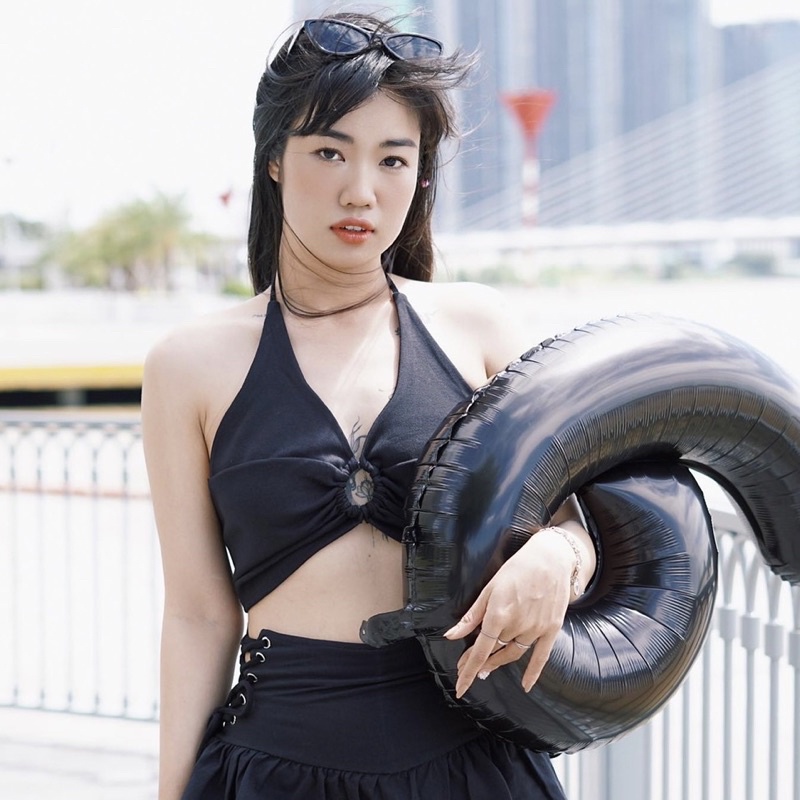 Áo croptop yếm khoen tròn dây cột hở lưng phong cách sexy