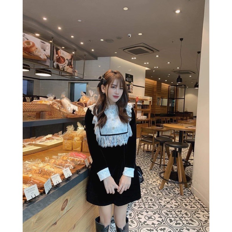 Váy nhung suông cổ bèo ren và tay ren