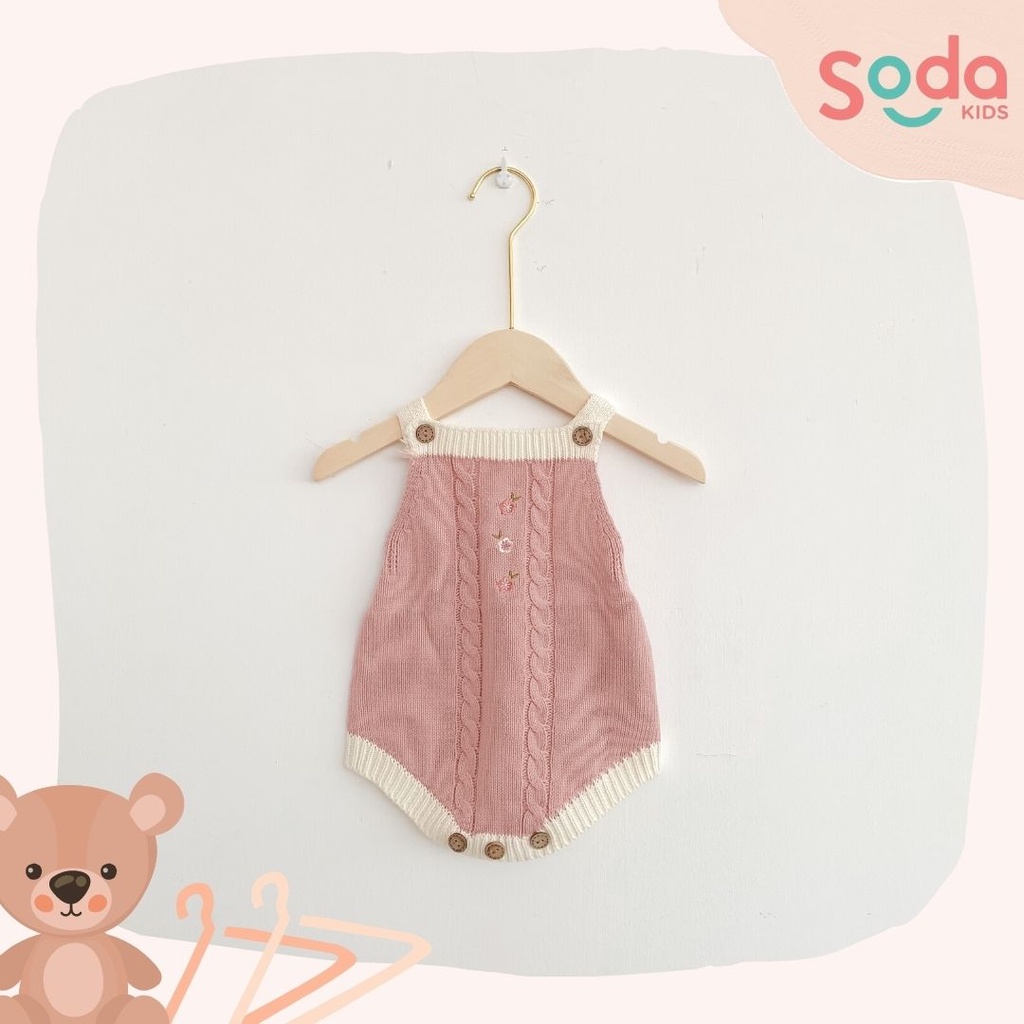 Yếm len hồng thêu hoa cài cúc gỗ dành cho bé gái (Ảnh thật)