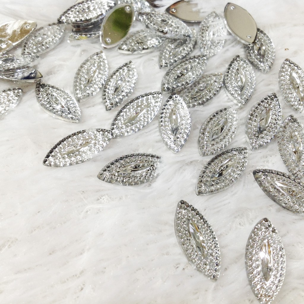 Hạt đá nhựa acrylic kết áo hình lá dài bạc ánh trắng size 2.1cm