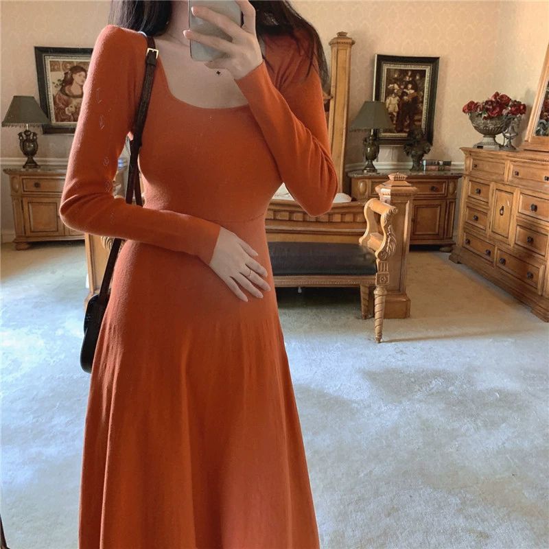 Váy thun nâu cổ vuông tay dài dáng midi có hình thật trải sàn ở cuối | BigBuy360 - bigbuy360.vn