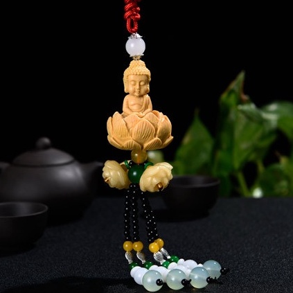 Dây phật treo gương ô tô mang lại bình an."