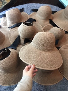 Mũ cói đi biển