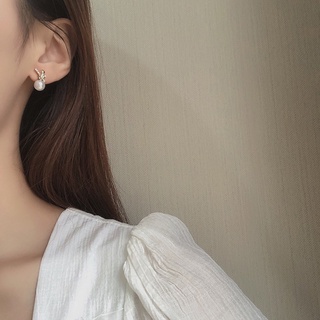 Khuyên tai thắt ngọc