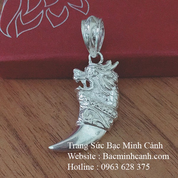 Mặt dây chuyền vuốt hình đầu rồng bằng bạc