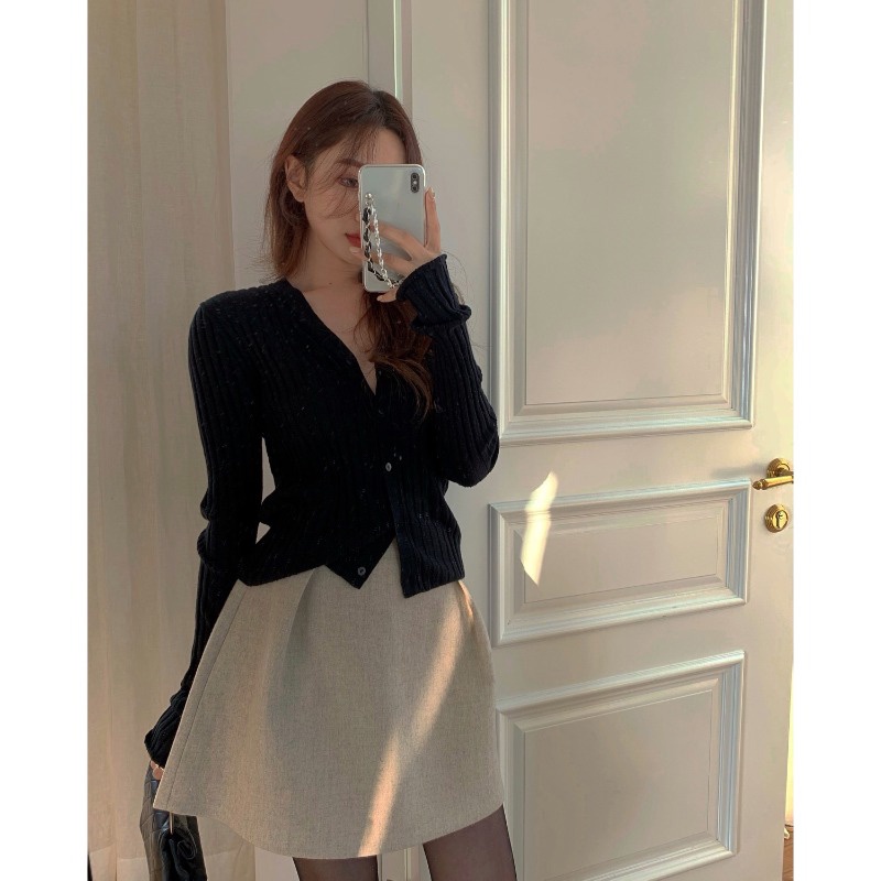 CHÂN VÁY DẠ XÒE MÀU BE TRÊN GỐI