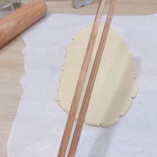 cây cán bột,thước đo độ dày của bánh