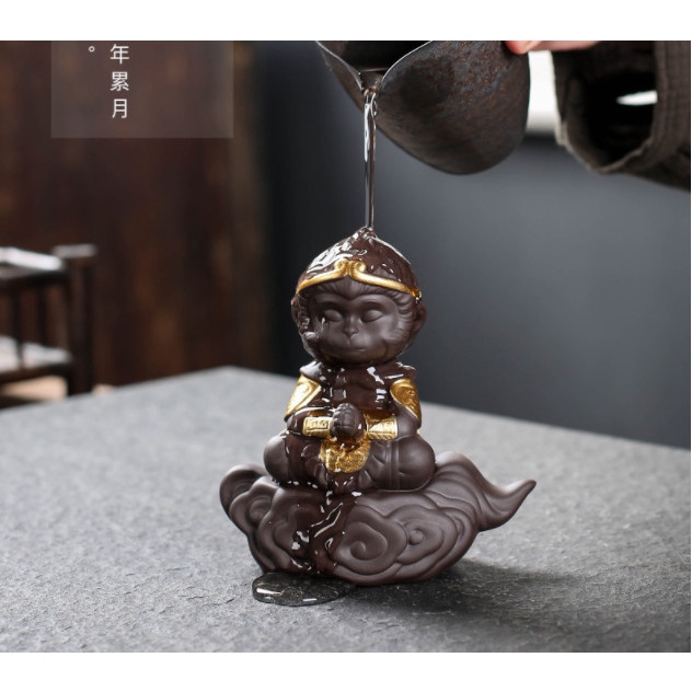 Tượng tôn ngộ không tề thiên đại thánh cưỡi mây gốm cát tím