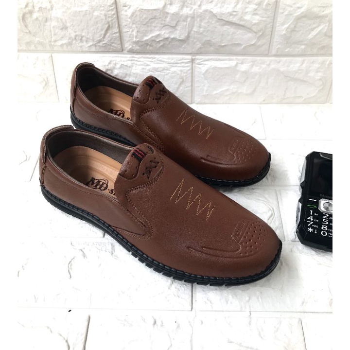 Giày lười nam da bò nguyên tấm..kiểu dáng đẹp..mang êm chân..mã LC02..màu vàng bò..đế khâu sẵn rất chắc chắn