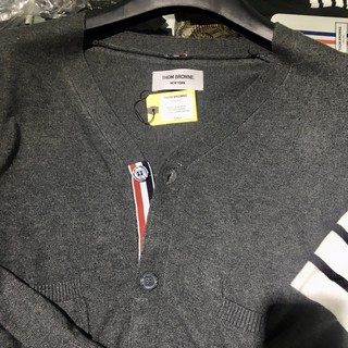 TB - ÁO LEN DỆT KIM NAM NỮ CARDIGAN CASHMERE, XÁM 4 SỌC TRẮNG, ĐỦ TAGS, CỜ SAU GÁY, CAO CẤP, MENSWEAR WOMENSWEAR CARDIGA
