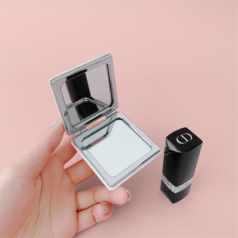 Gương Trang Điểm Gấp Gọn Di Động Họa Tiết Gấu Dâu Tây Dễ Thương Cho Nữ