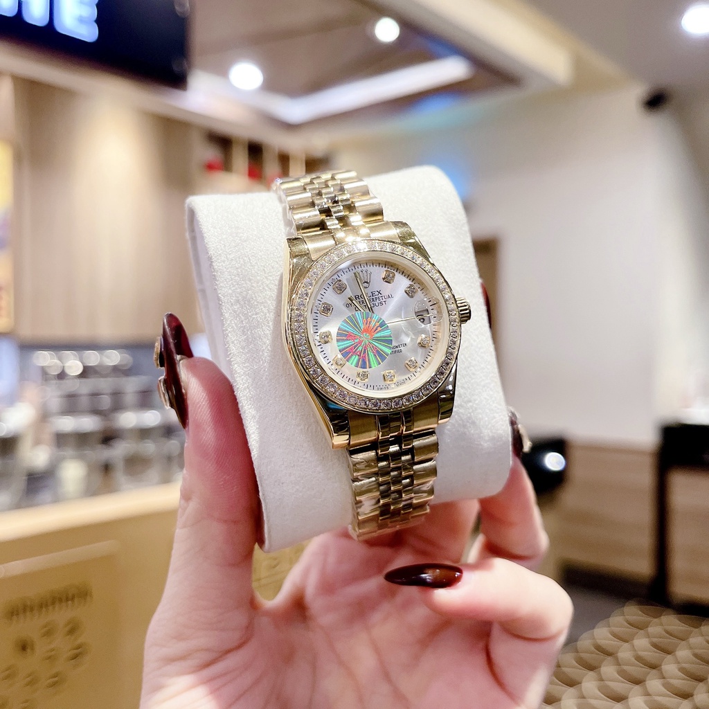 Đồng hồ nữ nhãn hiệu ROLEX mà Ngọc trinh thường sử dụng mặt màu siêu hot 1 thời , cháy hàng đã lâu nay về lại ạ