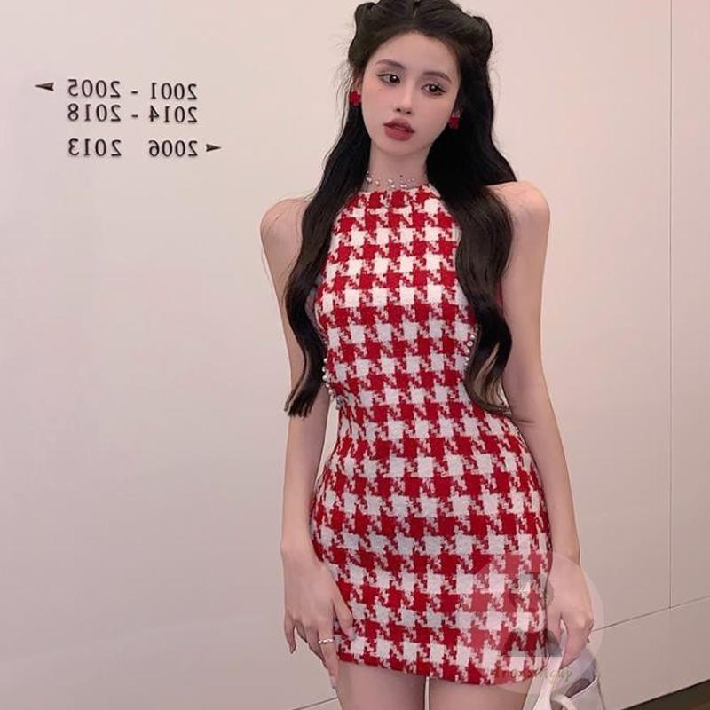 Đầm Dáng Ôm Sát Nách Cổ Yếm Khoét Lỗ Đính Đá Lấp Lánh