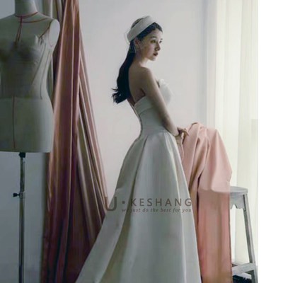 Áo ngực mới 2020 váy cưới nhẹ satin sen đơn giản Retro siêu Cổ Tích Giấc Mơ du lịch bắn mùa đông Hepburn pháp