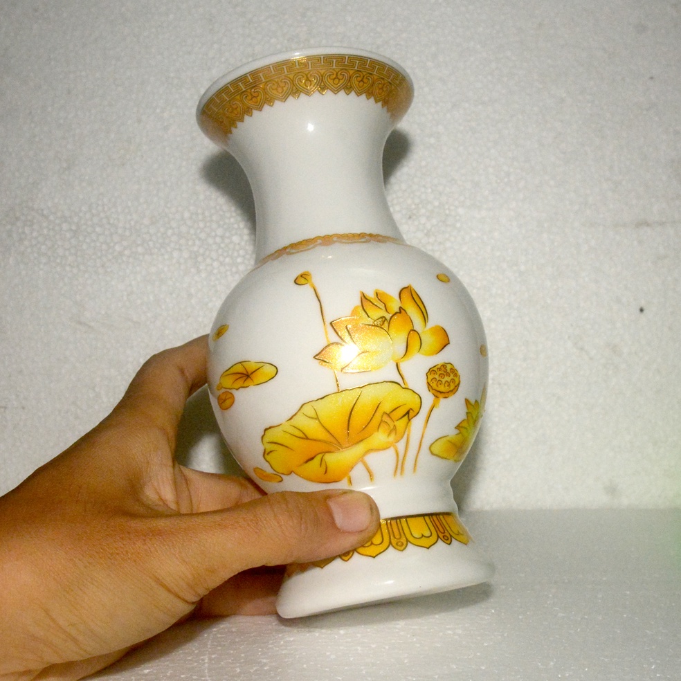 Bình hoa thờ cúng sứ trắng sen vàng