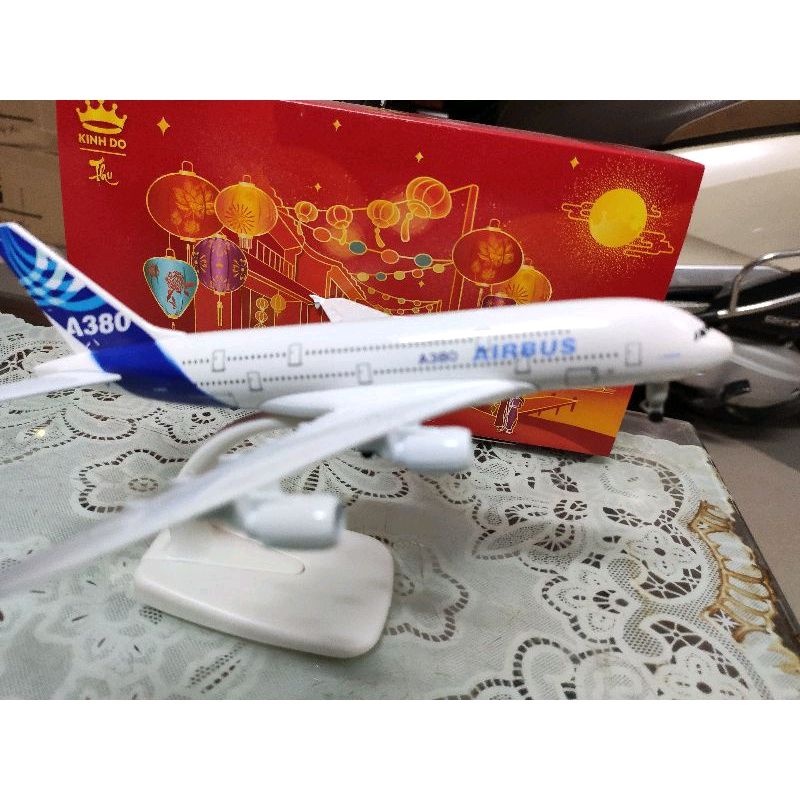 Mô hình máy bay AIRBUS  kim loai 20cm có bánh xe