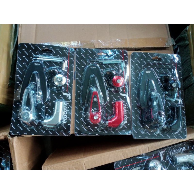 Kính gù chân cong 3D gắng xe máy bên trái.